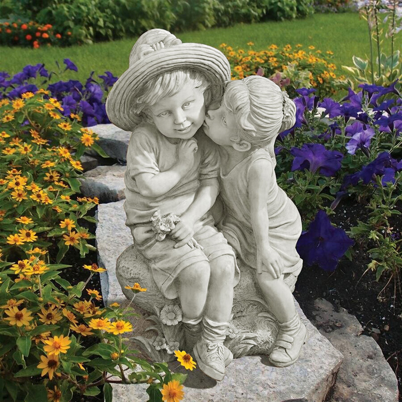 Resin Ornaments Garden Decoration Little Boy Girl Kiss Statue
